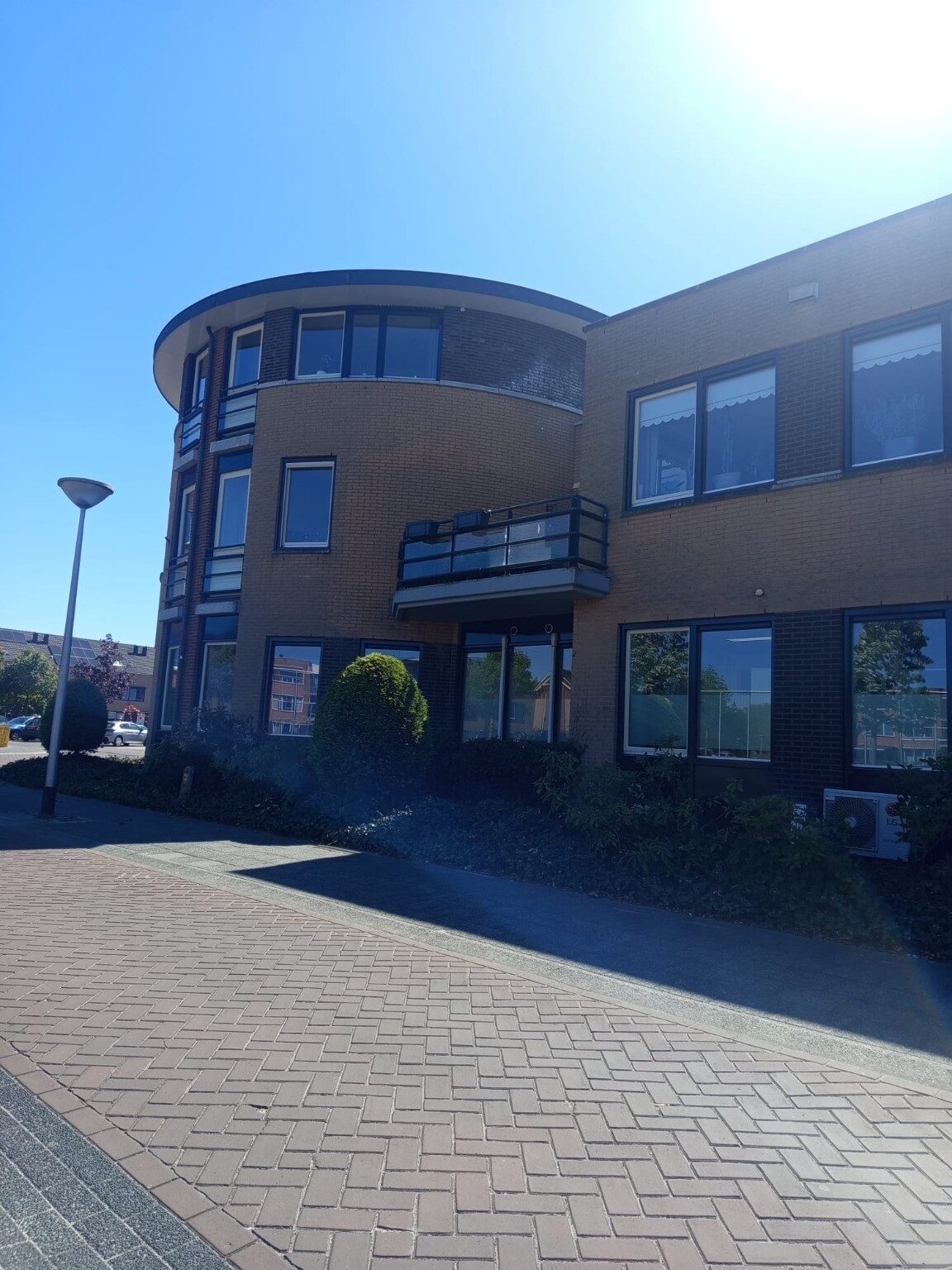 Buitenschilderwerk aan bedrijfsgebouw